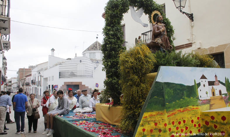 El 15 de mayo se procesiona la imagen de San Isidro Labrador acompañada de carrozas y carretas por las calles de la localidad. El recorrido comienza en la Ermita de Ntra Sra Virgen de la Estrella y finaliza en el merendero de San Isidro Labrador, junto a