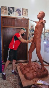 Plaza del Segador | El escultor - imaginero Sebastián Montes Carpio perfila la escultura 'El Segador de Villa del Río' 6