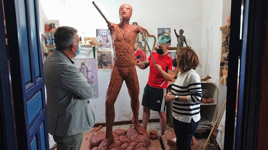 Plaza del Segador | El escultor - imaginero Sebastián Montes Carpio perfila la escultura 'El Segador de Villa del Río' 1