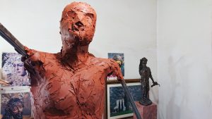 Plaza del Segador | El escultor - imaginero Sebastián Montes Carpio perfila la escultura 'El Segador de Villa del Río' 3