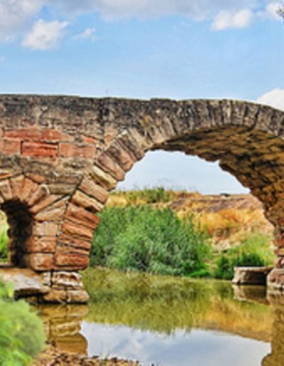 El Puente Romano constituye un signo de identidad para el pueblo de Villa del Río por su valor arquitectónico y artístico