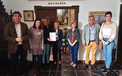 EL AYUNTAMIENTO FIRMA UN CONVENIO CON LA AECC EN VILLA DEL RÍO PARA APOYAR LA CAMPAÑA ‘ESPACIOS SIN HUMO’