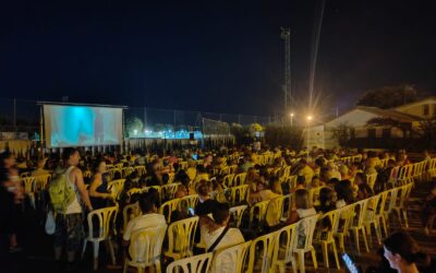 ÉXITO DE PÚBLICO EN LA PRIMERA SESIÓN DE CINE DE VERANO DE VILLA DEL RÍO CON «TADEO JONES 3»