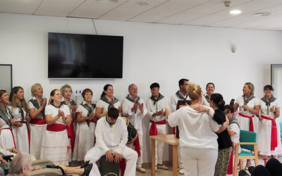 MAYORES | VISITA DEL CORO PAZ Y ESPERANZA A LA RESIDENCIA DE VILLA DEL RÍO