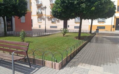 MEDIO AMBIENTE | LABORES DE JARDINERÍA EN LA PLAZA DE LA ONCE E INMEDIACIONES DEL C.E. «EL GRANAÍLLO»