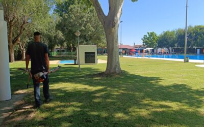 MEDIO AMBIENTE | LABORES DE JARDINERÍA EN LA PISCINA MUNICIPAL DE VERANO