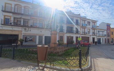 MEDIO AMBIENTE | LABORES DE JARDINERÍA EN LA PLAZA DE LA CRUZ DE LOS MOCITOS, EL JARDÍN DEL LIRIO Y EL PARQUE «MIRADOR DE LAS ACEÑAS»