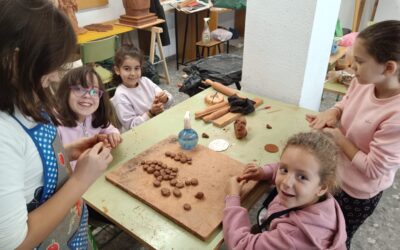 CULTURA | LOS ALUMNOS DEL TALLER DE ESCULTURA «NAVIDADES CON ARTE» AVANZAN EN LA CREACIÓN DE LAS FIGURAS DEL BELÉN