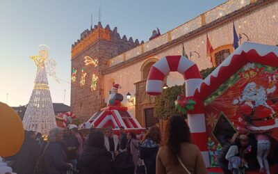 INFANCIA | LOS NIÑOS VILLARRENSES HAN PODIDO DISFRUTAR DEL POBLADO NAVIDEÑO RECREADO EN LA PLAZA DE LA CONSTITUCIÓN