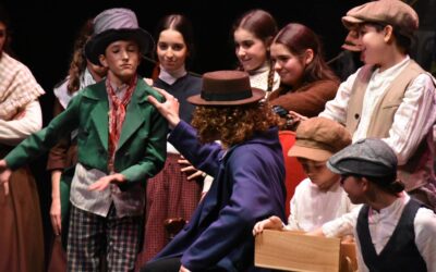 CULTURA | EL GRUPO DE TEATRO «CACHIVACHES» INTERPRETA UN MEMORABLE TRIBUTO AL MUSICAL «OLIVER TWIST» EN VILLA DEL RÍO