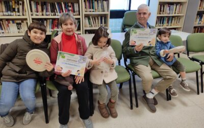 CULTURA | EL TALLER INTERGENERACIONAL NAVIDEÑO «LA VOZ DE NUESTROS MAYORES» CONGREGA A NIÑOS Y MAYORES EN LA BIBLIOTECA PÚBLICA MUNICIPAL