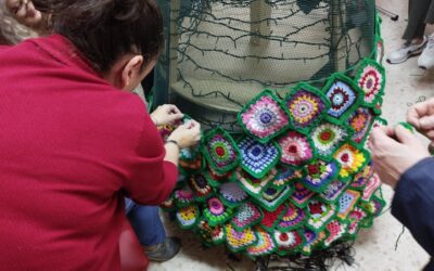 PARTICIPACIÓN CIUDADANA Y SERVICIOS SOCIALES | EL GRUPO DE CROCHETERAS DEL PROYECTO «¡PON BONITO TU PUEBLO!» HA REALIZADO UN ÁRBOL DE NAVIDAD CON CERCA DE 500 GRANNIES