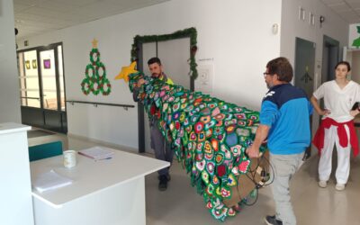 MAYORES | EL ÁRBOL DE NAVIDAD REALIZADO POR EL GRUPO DE CROCHETERAS DEL PROYECTO «¡PON BONITO TU PUEBLO!» CON CERCA DE 500 GRANNIES QUEDA INSTALADO EN LA RESIDENCIA DE MAYORES