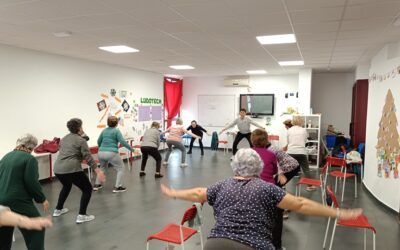 MAYORES | EL TALLER «A MOVERNOS Y A EJERCITARNOS» CONTINÚA PROMOVIENDO LA ACTIVIDAD FÍSICA EN LA CINCUENTENA DE PARTICIPANTES