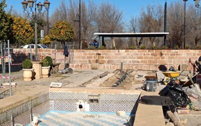 URBANISMO | INTERVENCIÓN EN UNA DE LAS FUENTES DE LA PLAZA DE LA CONSTITUCIÓN PARA EVITAR LA PÉRDIDA DE AGUA Y EL HUNDIMIENTO DE LA ZONA