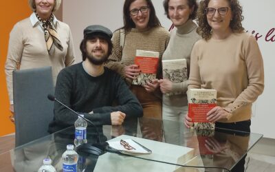 CULTURA | EL CLUB DE LECTURA «HIPATIA» DE LA BIBLIOTECA PÚBLICA MUNICIPAL DE VILLA DEL RÍO VISITA EL AULA ABIERTA DE LITERATURA DE LA UNED EN ANDÚJAR EN UN ENCUENTRO CON EL ESCRITOR DAVID UCLÉS