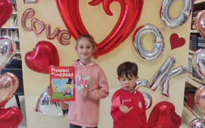 CULTURA | EL PHOTOCALL «CAPÍTULOS DE AMOR» DE LA BIBLIOTECA PÚBLICA MUNICIPAL COMIENZA A RECIBIR LAS PRIMERAS VISITAS