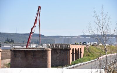 LA DELEGADA DE FOMENTO DE LA JUNTA DE ANDALUCÍA EN CÓRDOBA VISITA LA OBRA DEL PUENTE DE HIERRO DE VILLA DEL RÍO