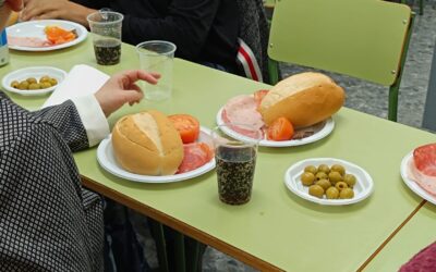 MAYORES | LA ESCUELA DE ADULTOS DE VILLA DEL RÍO CELEBRA EL DÍA DE ANDALUCÍA CON EL TRADICIONAL CANTO CON ACEITE