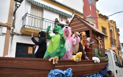 CULTURA | VILLA DEL RÍO SE LLENA DE COLOR Y HUMOR EN EL MULTITUDINARIO PASACALLES DE CARNAVAL 2025