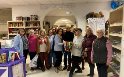 EL GRUPO DE CROCHETERAS CONFECCIONAN MARCAPÁGINAS PARA LA BIBLIOTECA PÚBLICA MUNICIPAL  