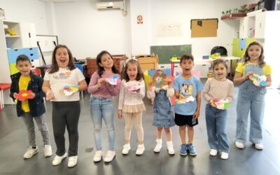 ASÍ FUE EL TALLER DE MANUALIDADES: CREA FLORES DE MATERIALES DIVERSOS 